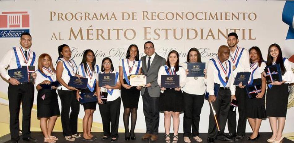 Distinción. Los estudiantes meritorios que fueron galardonados ayer, junto al ministro de Educación, Andrés Navarro.