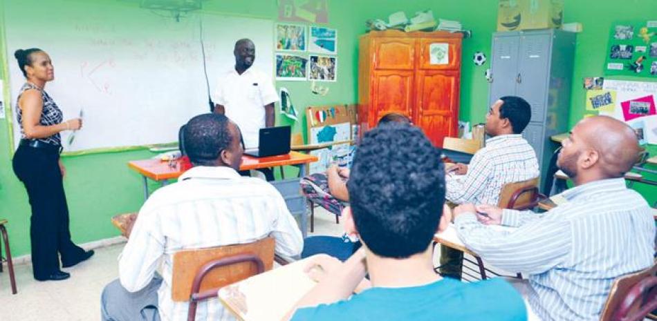 Aprendizaje. En las aulas de la Universidad Autónoma de Santo Domingo decenas de dominicanos han decidido aprender a dominar el creol haitiano. Aquí se observa al profesor Jude Sanon en su labor de enseñar en la UASD.