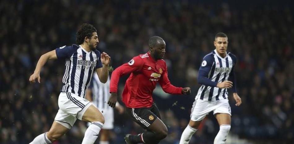 Romelu Lukaku, centro, del Manchester United, avanza con el balón entre jugadores del West Bromwich en su duelo de la Liga Premier en The Hawthorns, West Bromwich, Inglaterra, este domingo.  AP