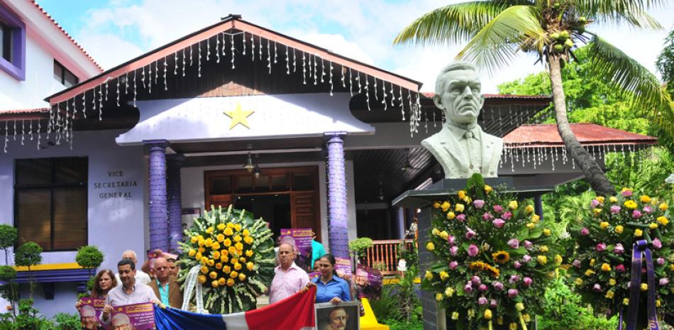 Acto. Ayer dirigentes de la Fuerza Boschista, encabezados por Luis de León, depositaron una ofrenda floral en busto de Bosch.