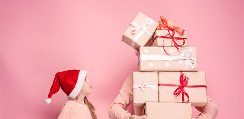 COMPARACIÓN. El presupuesto promedio asignado para los gastos navideños incluyendo regalos, compromisos sociales más adornos navideños, es considerablemente mayor para los estadounidenses y los europeos.