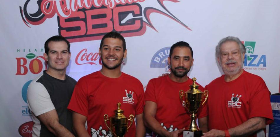 Monarcas. Rolando y Raffy Sebelén al momento de premiar a Gregory Morín jr y Edwin Gómez la pareja ganadora en la Copa Navideña de Boliche que culminó el fin de semana.