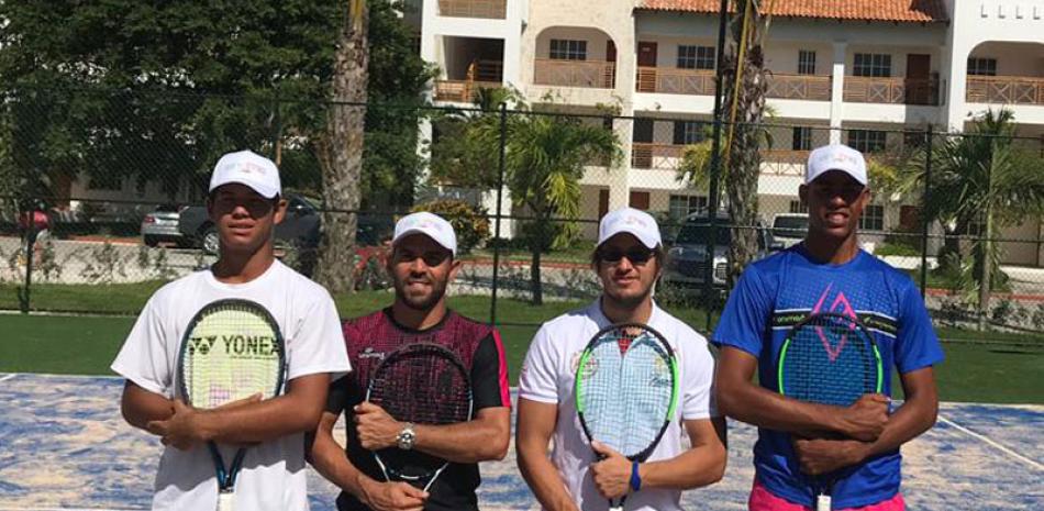 Desde la izquierda Nick Hardt, Víctor Estrella, Javier Bonnet y José Olivares luego de la exhibición, donde dejaron formalmente abierta la cancha de tenis del proyecto Tanam Lodge.