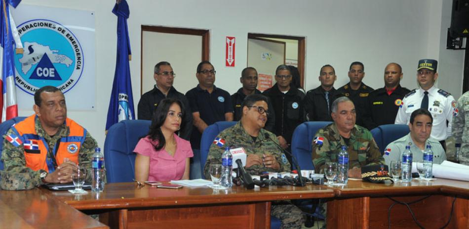 El director del COE, Juan Manuel Méndez, y la directora del Intrant, Claudia Franchesca de los Santos, anunciaron el operativo.