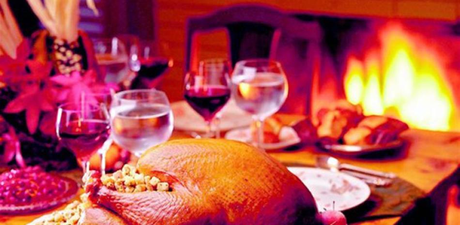 Festejo. La tradicional cena de Nochebuena constituye un símbolo de unidad familiar y de encuentro entre parientes y amigos para compartir la mesa en una festividad que supone estrechar vínculos de amor.