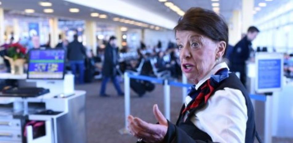 La azafata de American Airlines Bette Nash, de 81 años, en el aeropuerto Ronald Reagan Washington en Arlington, Virginia, el 19 de diciembre de 2017 (AFP | Eric BARADAT).
