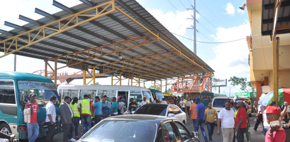 Movilización. Ciudadanos se preparaban ayer para abordar unidades de transporte que los llevarían hacia sus pueblos de provincias.