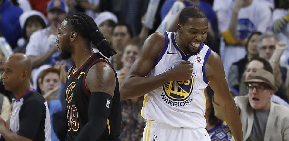 Kevin Durant, de los Warriors, hace un gesto de emoción tras bloquearle un lance a LeBron James, estrella de Cleveland, en los segundos finales del disputado encuentro.