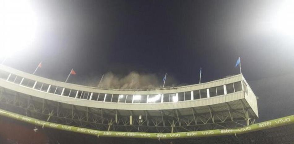 Vista del momento en que se registraba un incendio en el Estadio Quisqueya Juan Marichal.
