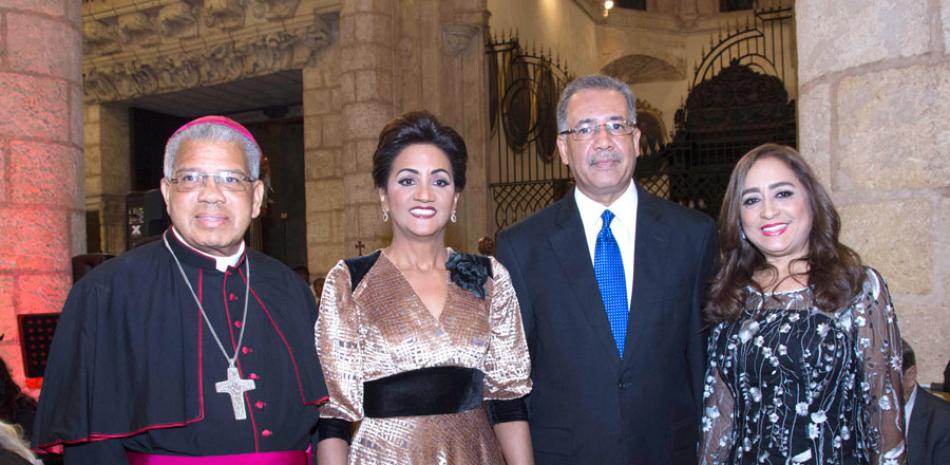 Asistentes. Arzobispo de SD Francisco Ozoria, Candida Montilla de Medina, Simón Lizardo Mézquita, y su esposa Jacqueline Ortiz.