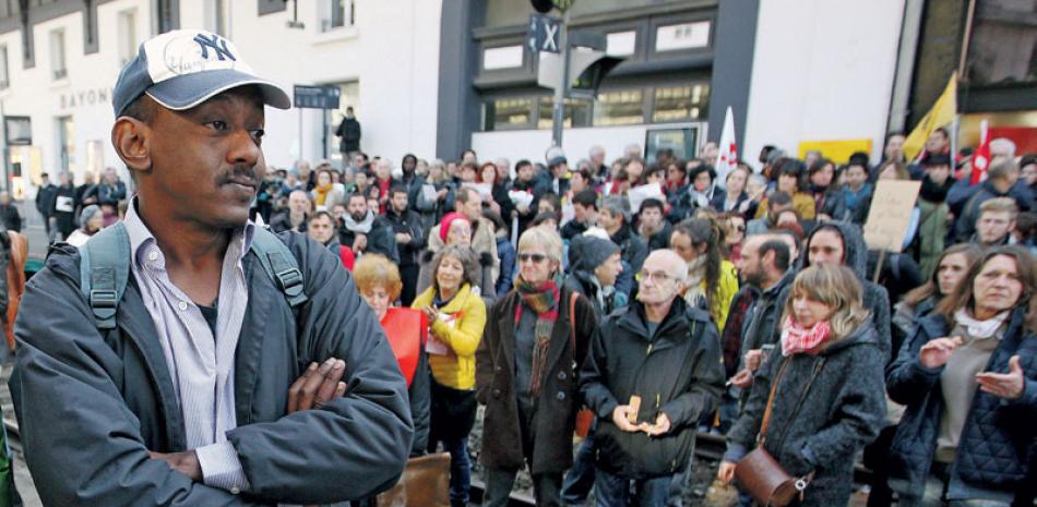 Ayuda. Un inmigrante espera en la plataforma de la estación de tren Bayonne, al suroeste de Francia, mientras activistas ocupan los rieles, el 19 de este mes. Organizaciones locales de ayuda han dado albergue a inmigrantes, hasta que consigan papeles de asilo.