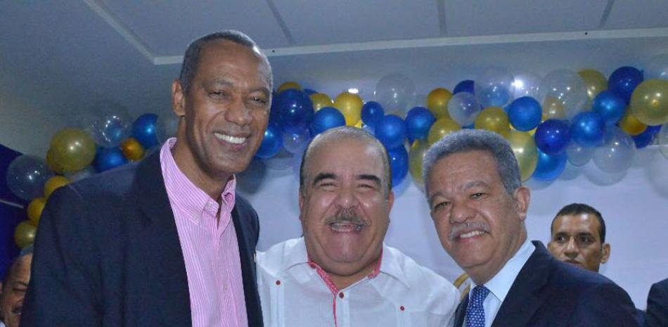 El exministro de Deportes, Felipe Payano, el licenciado Cristóbal Marte Hoffiz y el ex-presidente Leonel Fernández.