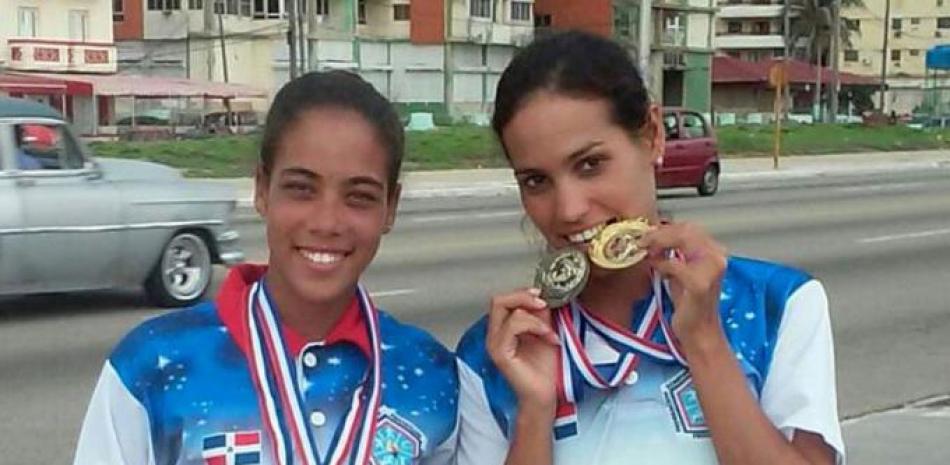 Ana Leidys Arias y Katherine Garrido Espinosa muestran sus medallas obtenidas en la Habana, Cuba.