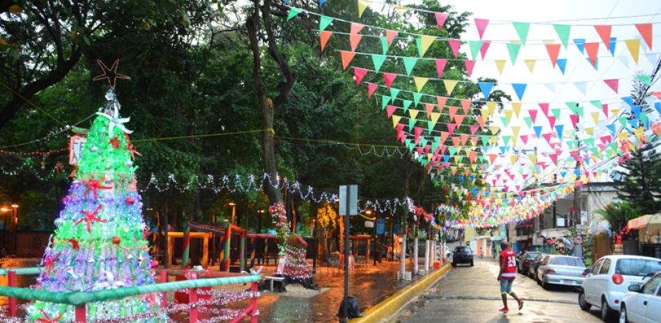 Contra la violencia. El árbol de Navidad de la calle 34 con respaldo Seibo tiene rostros de jóvenes víctimas de feminicidio.