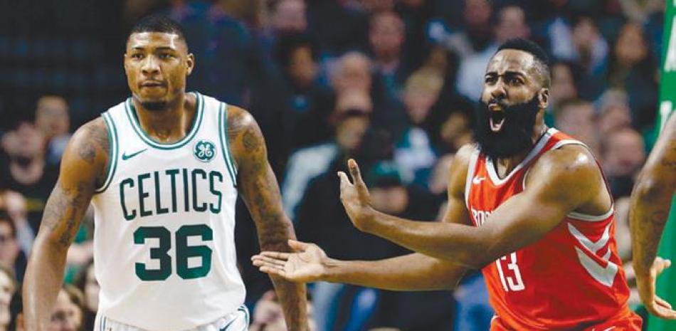 James Harden, de los Rockets, a la derecha, protesta luego de ser penalizado con una falta ofensiva contra Marcus Smart, de los Celtics, en el partido del pasado jueves en el baloncesto de la NBA.
