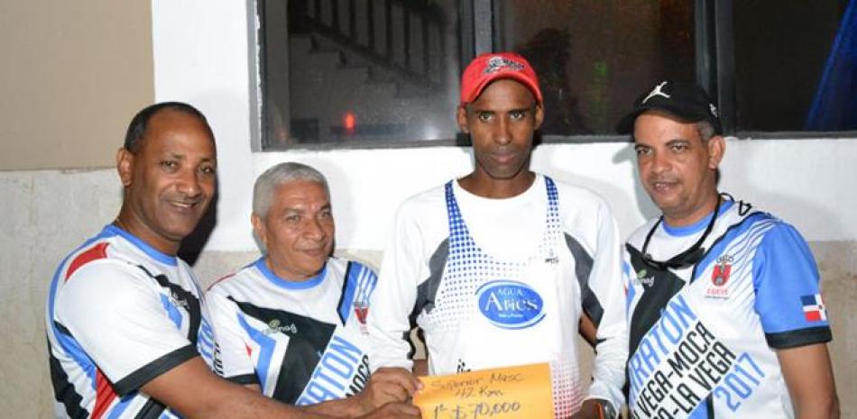 Francisco Peguero, Edison Adames y Santos Pichardo premian al santiagués Francisco Vásquez ganador del maratón con un premio de 70 mil pesos.