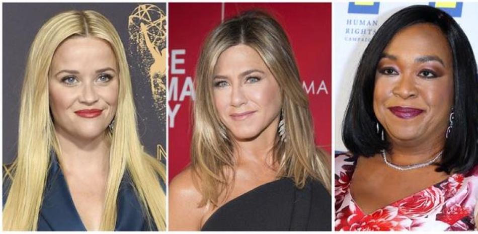 ARCHIVO - Esta combinación de fotografías muestra de izquierda a derecha a las actrices Reese Witherspoon, Jennifer Aniston y Shonda Rhimes, quienes están entre cientos de mujeres de Hollywood que formaron una coalición para combatir el acoso llamada Time’s Up. (AP Foto/Archivo)