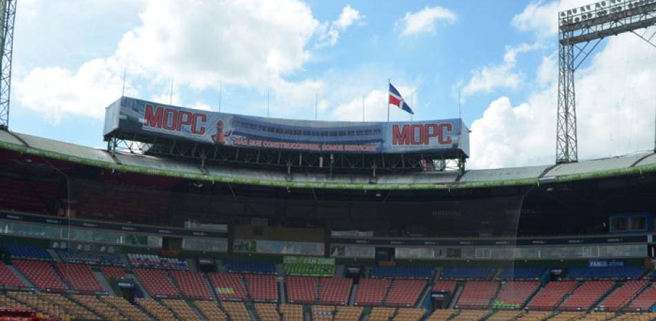 Vista general del estadio , incluyendo la parte superior con el letrero colocado por Obras Públicas en el destruído Palco de Prensa.