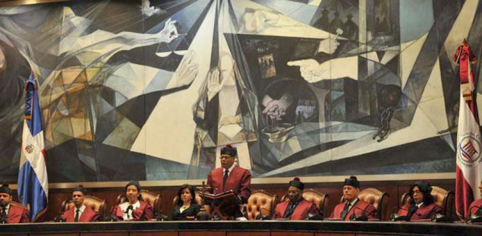 Notificación. Los jueces del Tribunal Constitucional, que encabeza Milton Ray Guevara, convocaron la audiencia para el 2 de febrero próximo en la sala principal de la Suprema Corte de Justicia.