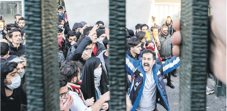 Protesta. Estudiantes de la Universidad de Irán participan en una protesta antigubernamental en los terrenos de la universidad, el 30 de diciembre pasado.