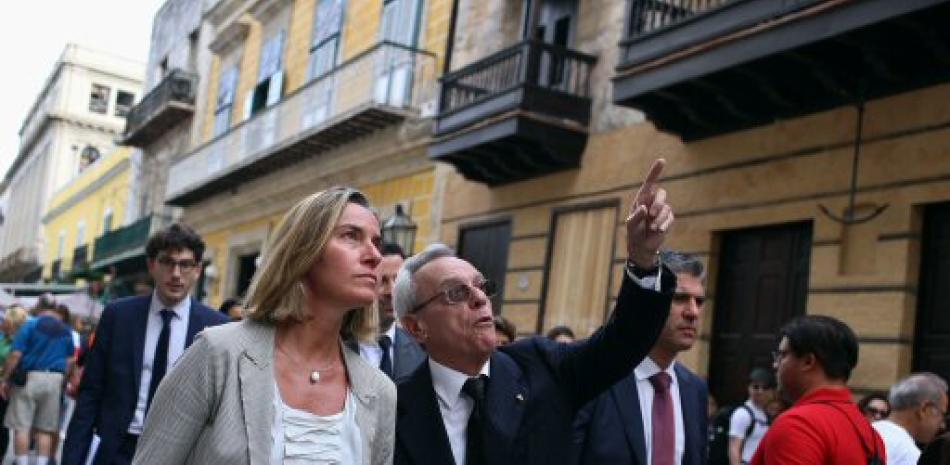 La jefa de la diplomacia de la Unión Europea (UE), Federica Mogherini (i), realiza un recorrido por el centro histórico de La Habana acompañada por el historiador de la ciudad, Eusebio Leal Spengler