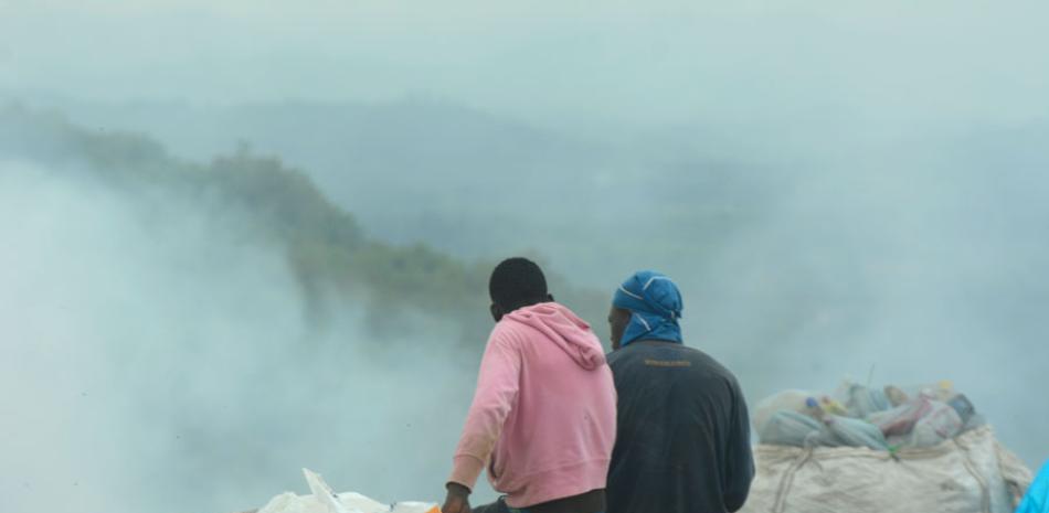 Daños. El vertedero de Haina lleva doce días bajo densas humaredas que afectan a sectores de la población. El cabildo y los bomberos realizan esfuerzos para sofocar el incendio de desechos sólidos.