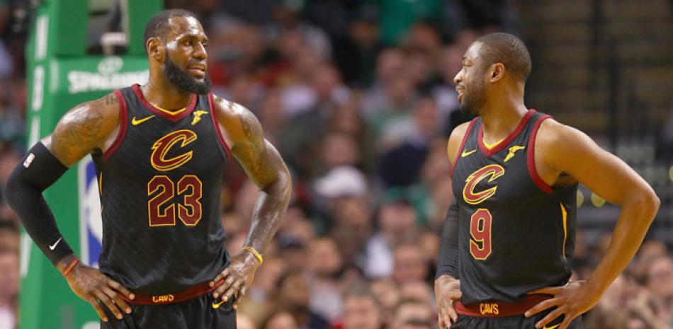 LeBron James y Dwyane Wade, de los Cavaliers de Cleveland, conversan durante el encuentro del miércoles por la noche ante los Celtics de Boston.