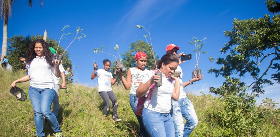 Integración.- Involucrando jóvenes en las jornadas de siembras, contribuyen a crear en ellos la cultura de preservación y cuidado del Medio Ambiente.