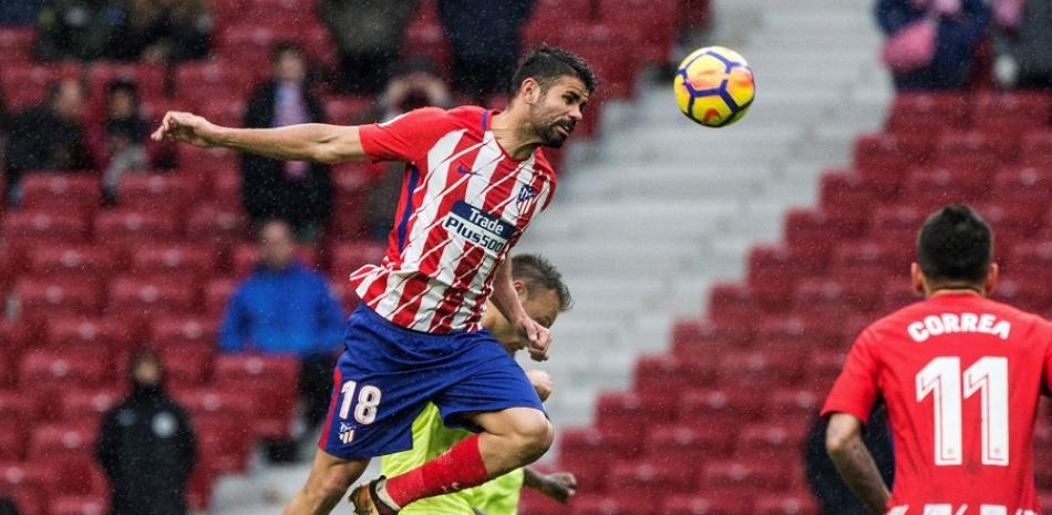 El delantero brasileño del Atlético de Madrid Diego Costa, durante el partido de liga entre el Atletico de Madrid y Getafe Club, exhibe su habilidad en el estadio Wanda Metropolitano.