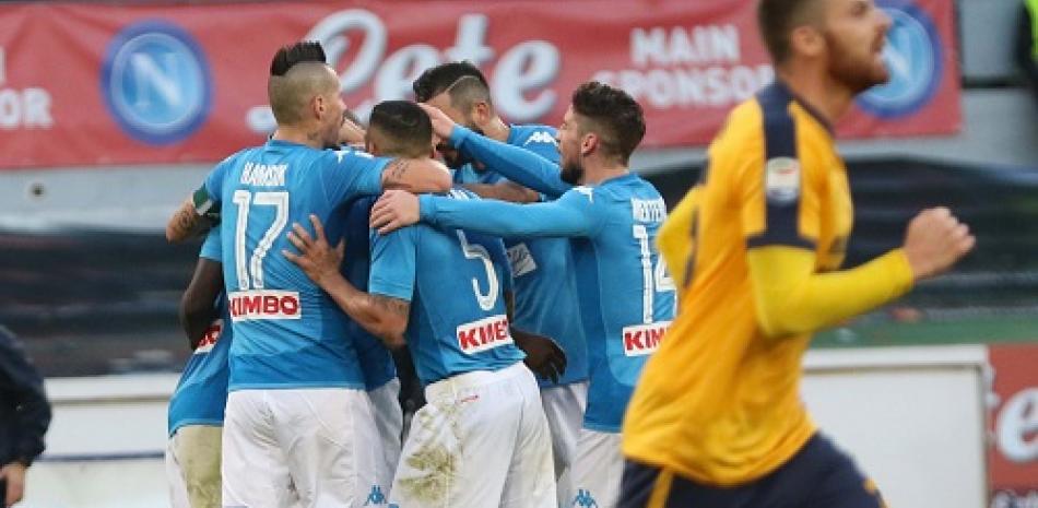 Jugadores del Napolis celebran luego de su victoria del sábado.