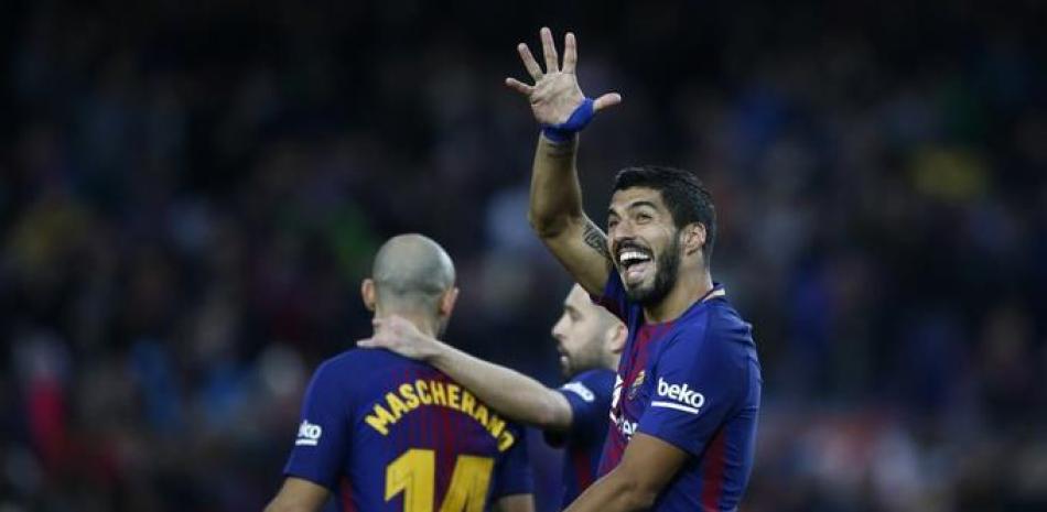 Luis Suárez celebra el triunfo obtenido por el Barcelona ante el Levante en la jornada domiinical.