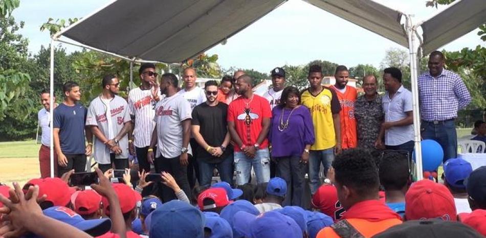 Pedro Martínez, Ervin Santana, Kilvio Veras y varios peloteros activos y retirados junto a un grupo de niños y adolescentes que participaron en la segunda edición de la Clínica Deportiva Baseball Slugger 2018.