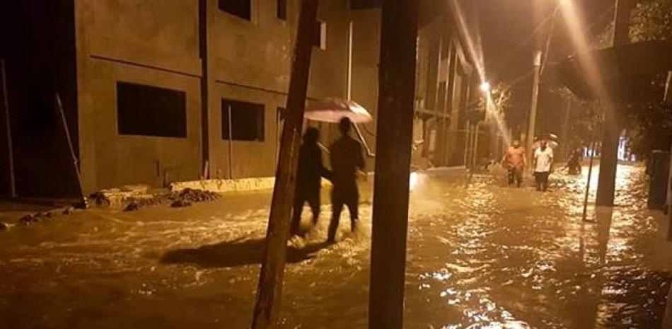 Emergencia. Calles de Puerto Plata se inundaron debido a los fuertes aguaceros. Brigadas de la Defensa Civil daban asistencia.