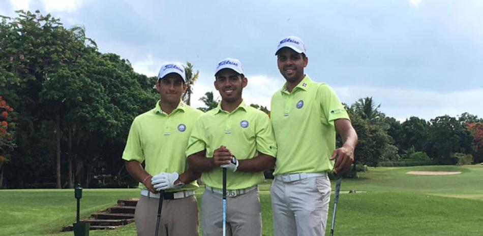 Los golfistas dominicanos Enrique Valverde, Juan José Guerra y Radhamés Peña, parte de la selección dominicana que va al Latin América Amateur Championship.