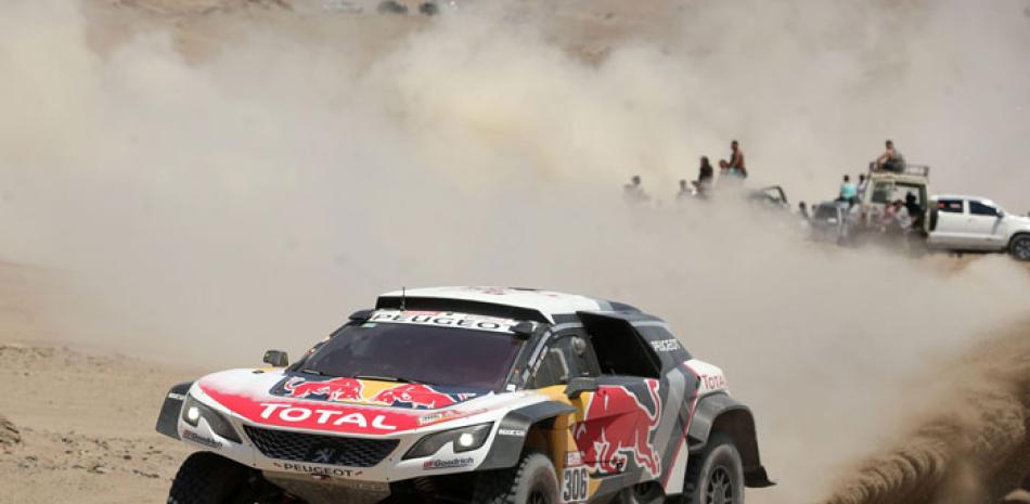 Exito. Sebastián Loeb durante su recorrido ayer en la cuarta jornada del rally Dakar, etapa la cual ganó..