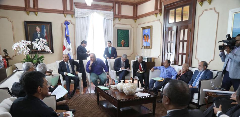 El presidente Danilo Medina escuchó ayer los planteamientos de las instituciones responsables de la construcción del santuario.