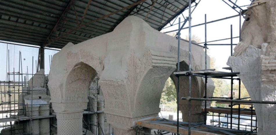 Investigación. Los arqueólogos desenterraron la base de los pilares, a un metro y medio de profundidad.