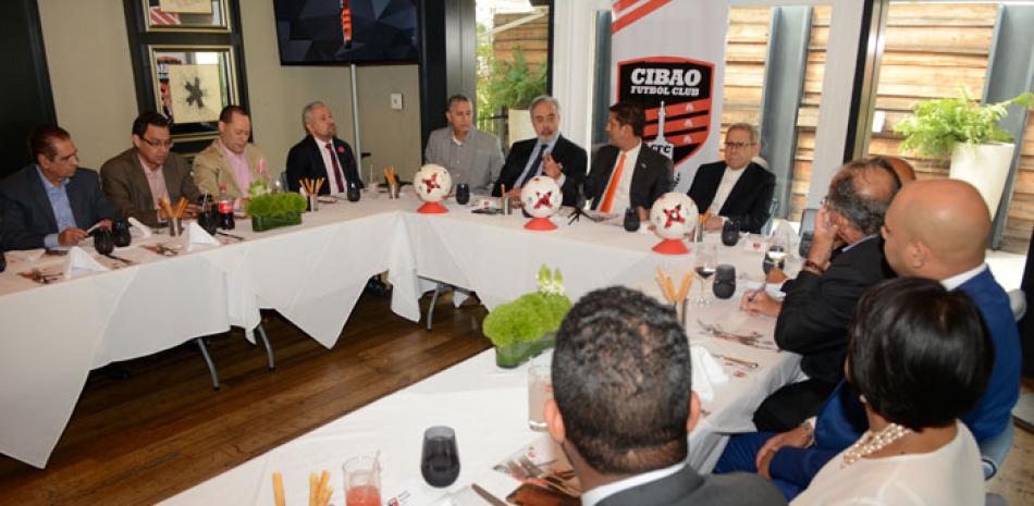 Vista general del encuentro por la prensa realizado ayer por directivos del Cibao Futbol Club.