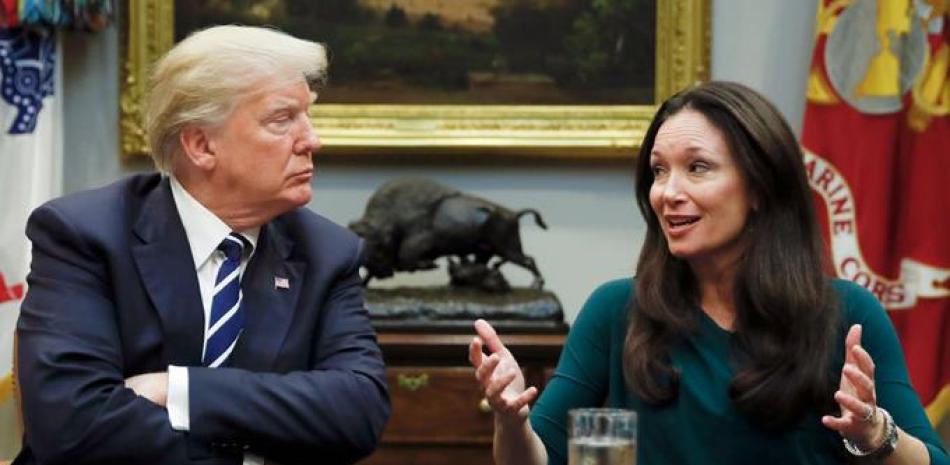 Reunión. El presidente Donald Trump escucha a Brooke Rollins, presidenta y directora general de la Fundación de Políticas Públicas de Texas, mientras habla durante una mesa redonda acerca de una reforma a las cárceles, en el Salón Roosevelt de la Casa Blanca en Washington.