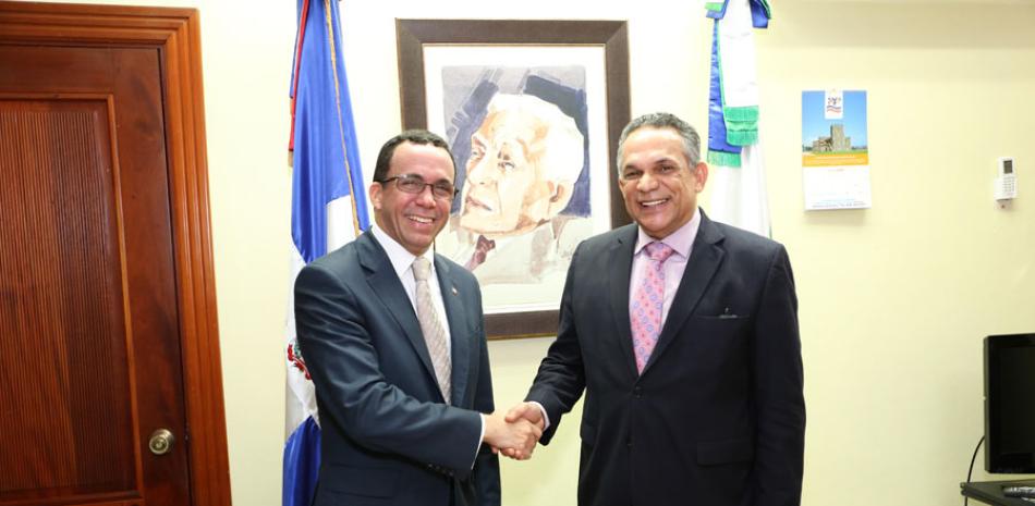 Acto. Los ministros Andrés Navarro y Ramón Ventura Camejo se saludan durante una visita ayer del primero al titular del MAP.