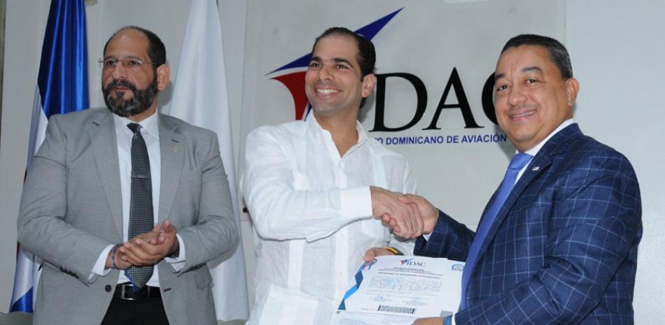 El director de Idac, Alejandro Herrera, entrega la certificación a Frank Elías Rainieri, director de Operaciones aeropuerto Punta Cana.