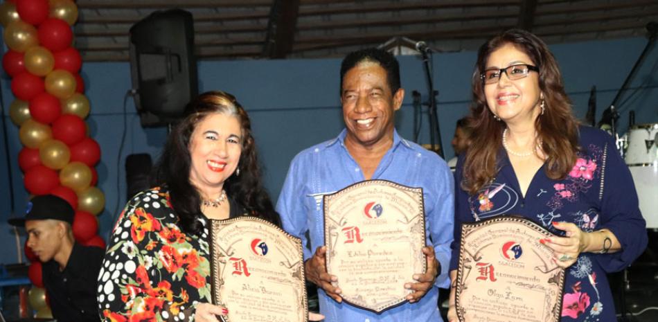 Cantantes. Alicia Baroni, Edilio Paredes y Olga Lara recibieron placas de reconocimiento por parte de Sgacedom.