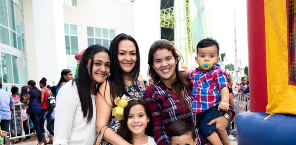 Laudyn Cobo, Daniela Briceño y Karol Hernández, junto a sus hijos disfrutaron el espectáculo.