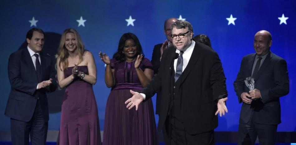 Guillermo del Toro junto al elenco y el equipo de “The Shape of Water” reciben el premio a la mejor película en la 23a entrega anual de los Critics’ Choice Awards en el Barker Hangar el jueves 11 de enero de 2018 en Santa Mónica, California. (Foto Chris Pizzello/Invision/AP)