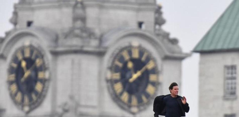 Tom Cruise corre por el techo de la estación Blackfriars en Londres, durante la filmación de la próxima cinta de la serie Misión Imposible el sábado 13 de enero de 2018. (John Stillwell/PA vía AP)