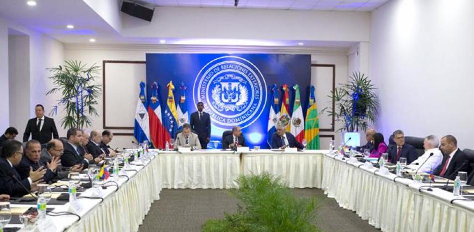 Debate. Representantes del Gobierno Bolivariano de Venezuela y de los partidos de oposición cuando negociaban ayer en la sede de la Cancillería dominicana, con la mediación del presidente Danilo Medina, el canciller Miguel Vargas y el expresidente español José Luis Rodríguez Zapatero.