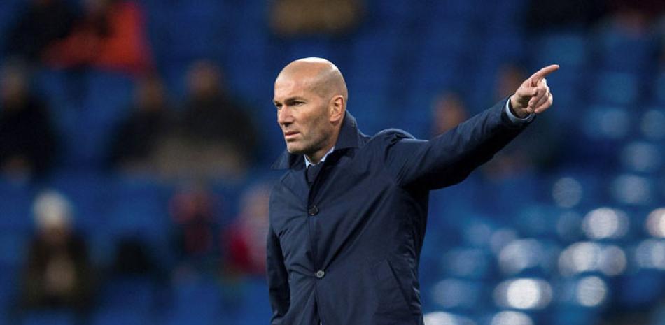 Zinedine Zidane hace indicaciones durante el partido entre Real Madrid y Numancia en torneo de Copa del Rey.