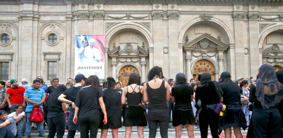 Protesta. Mujeres integrantes de un grupo feminista llamado La Juaria protestan contra la iglesia Católica y la visita del Papa Francisco.