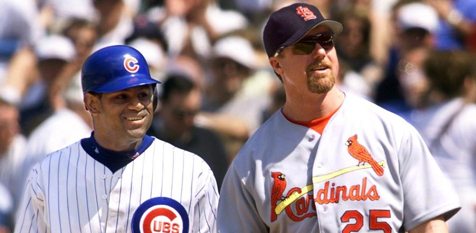 Sammy Sosa y Mark McGwiere, el dúo que levantó el béisbol en el año 1998 con su épica batalla de cuadrangulares.