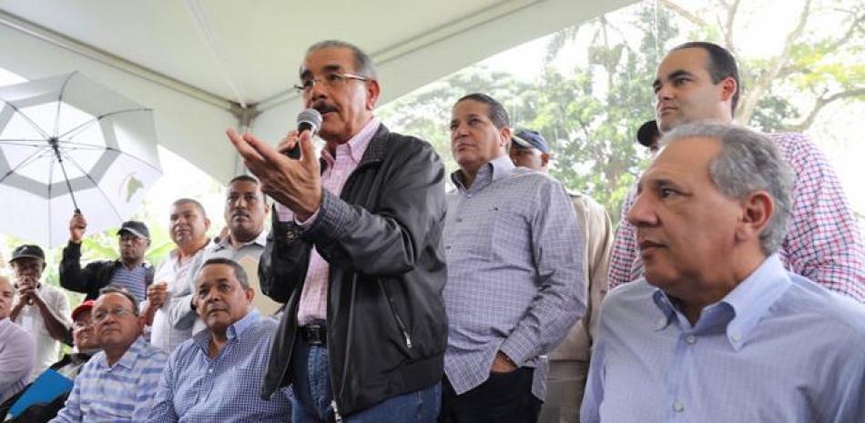 Apoyo. En su visita número 192, el presidente Danilo Medina prometió apoyo a los productores de aguacate de Los Amaceyes Arriba, Tamboril.